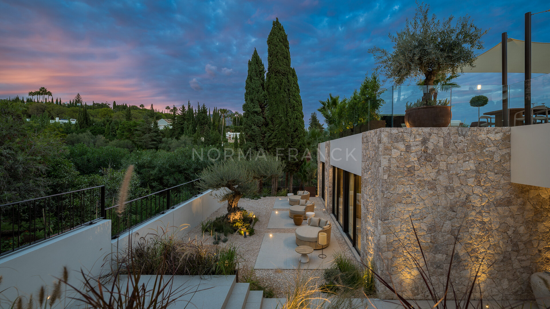 Casa Tesalia - Modern design villa frontline golf in Nueva Andalucia