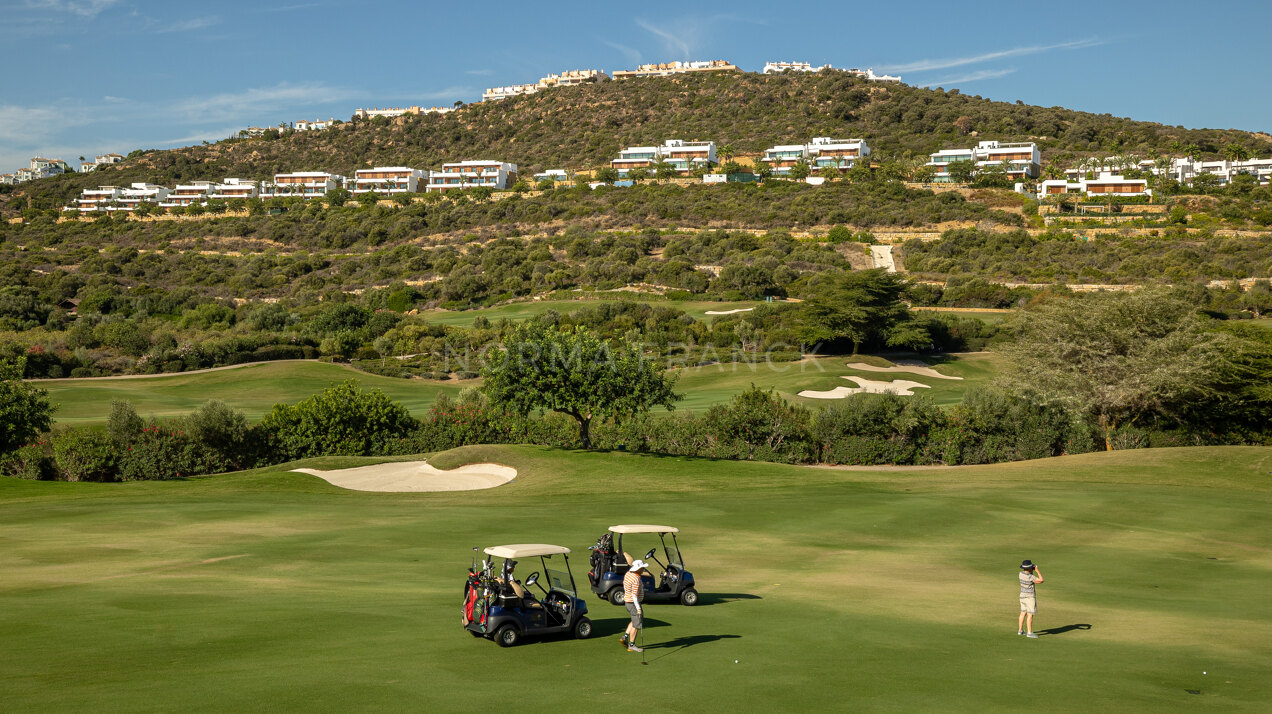 Albercas 5 - Frontline golf apartment with privacy, sea views, and a five-star resort lifestyle in Casares