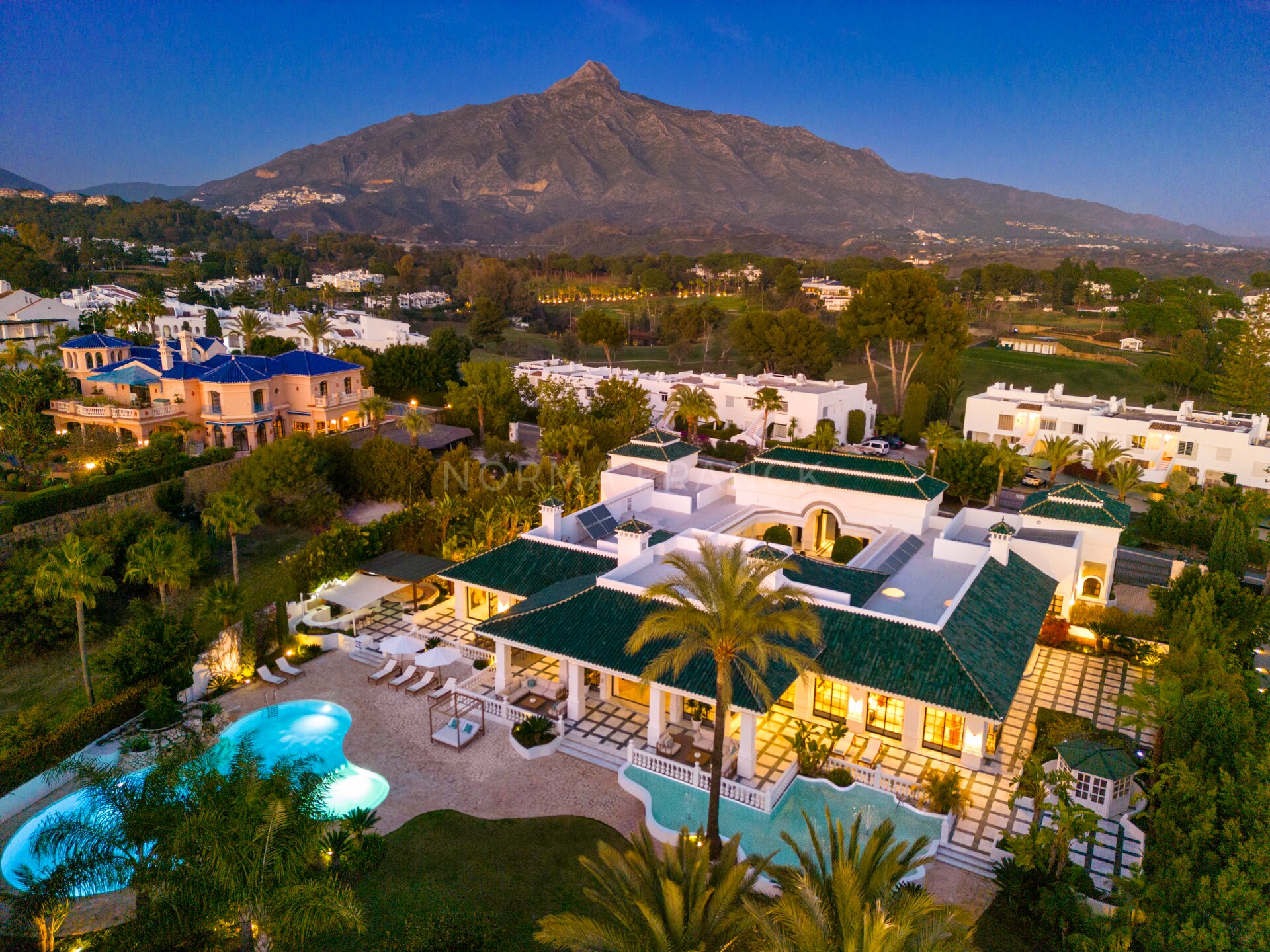 Alhambra Palace - Exquisite Golfside Residence in Nueva Andalucia