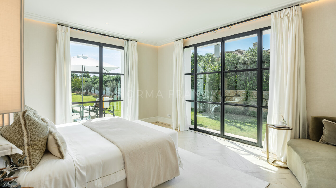 Fontana 5 - Elegant Mediterranean oasis with bespoke design and panoramic views.