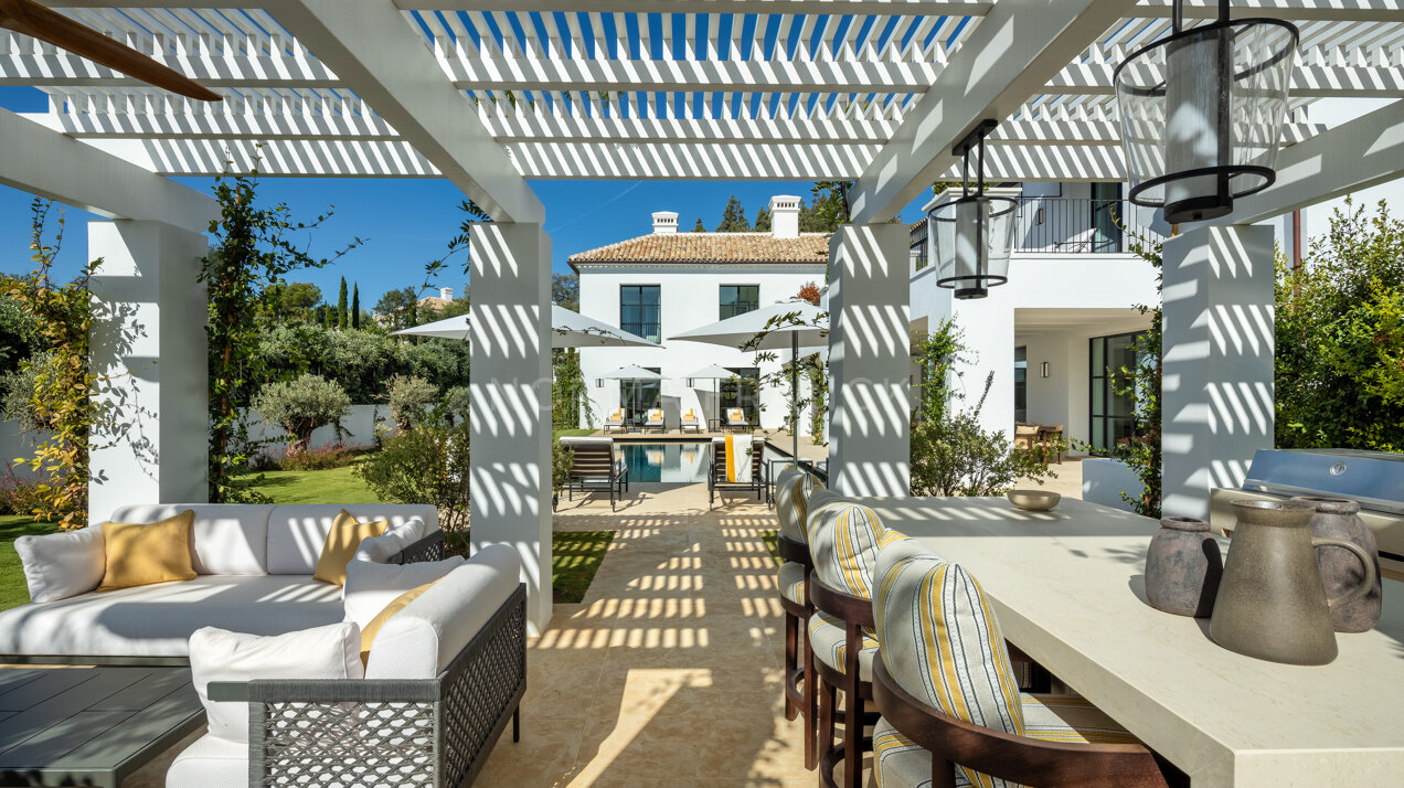 Fontana 5 - Elegant Mediterranean oasis with bespoke design and panoramic views.