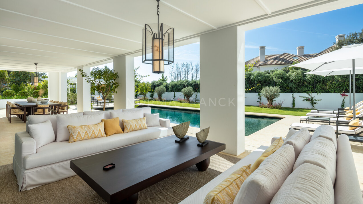 Fontana 5 - Elegant Mediterranean oasis with bespoke design and panoramic views.