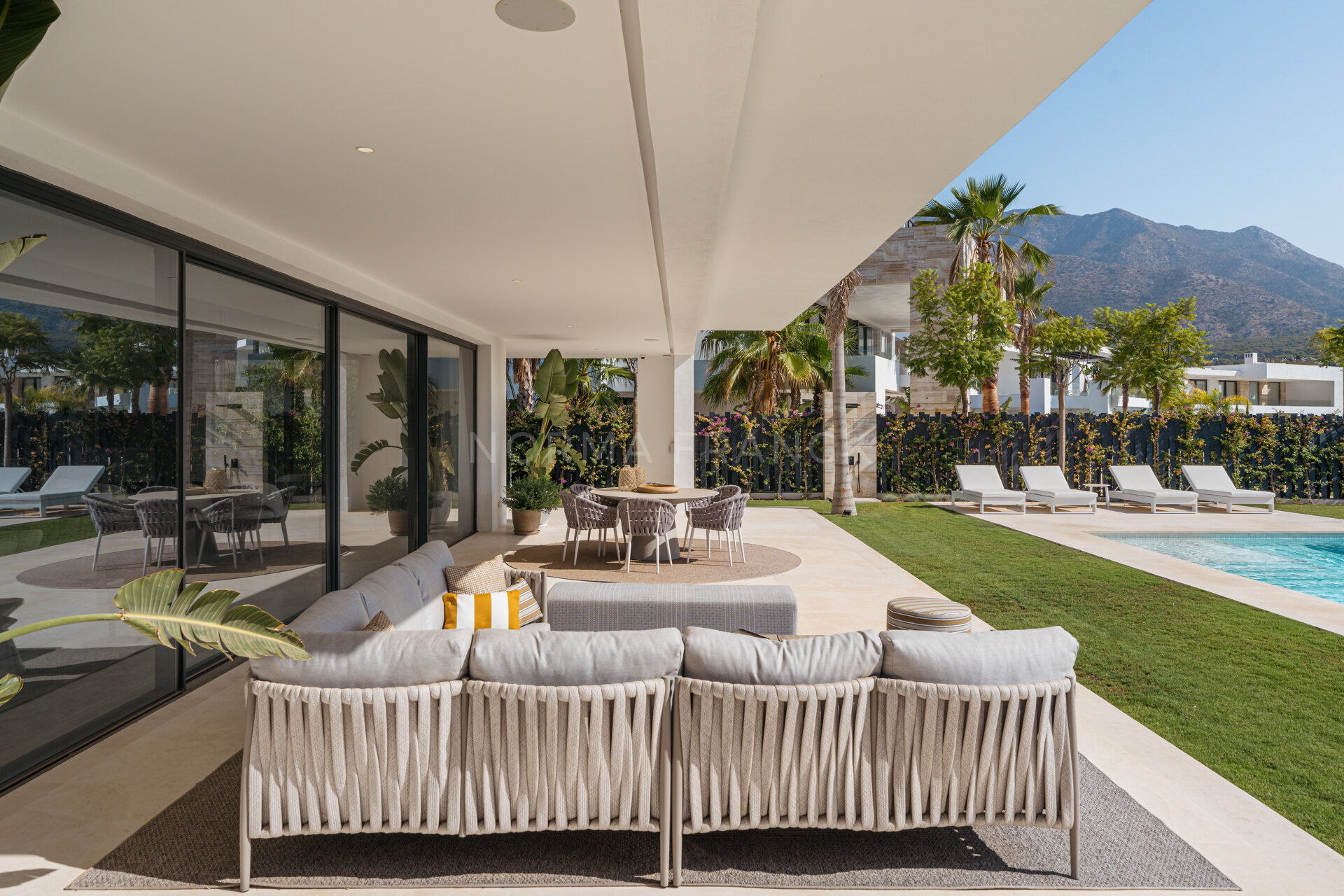 Vilas 12 - Modern Villa located in the heart of the Golden Mile.