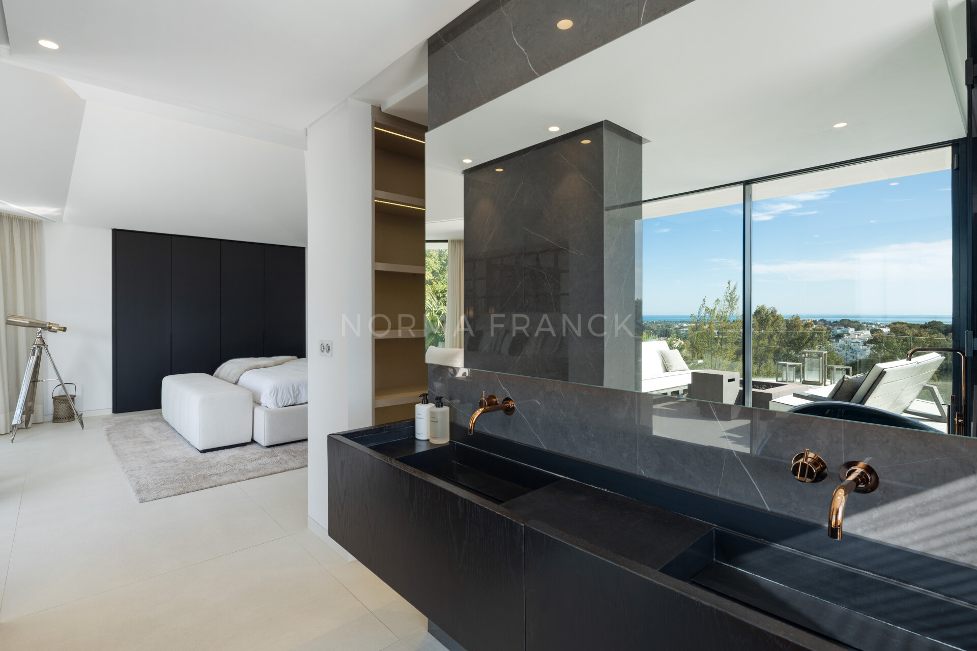 Villa La Toca - Modern style villa in El Herrojo