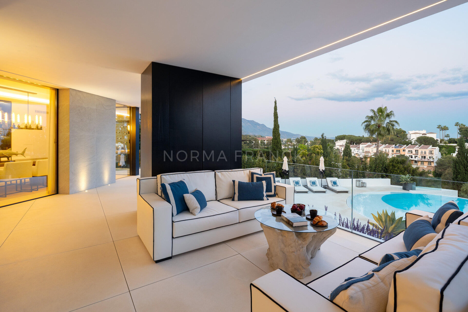 Villa La Toca - Modern style villa in El Herrojo