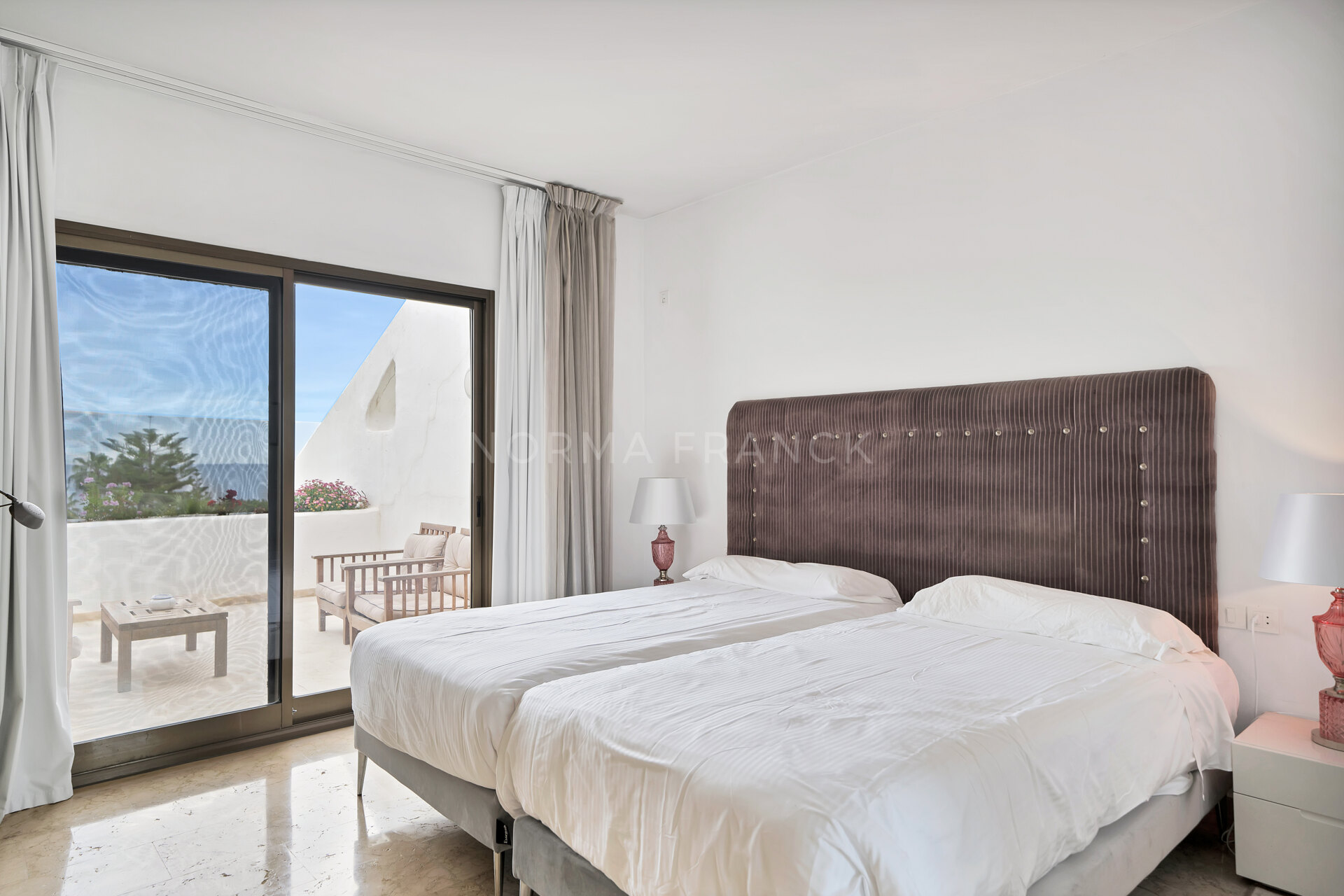 Coral Beach Ph - Frontline Beach Penthouse with Full South Panoramic Sea Views, Heart of Golden Mile