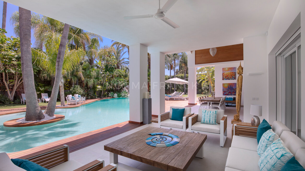 Casa Miami - Tropical oasis that reveal itself once you pass through the impressive entrance gates