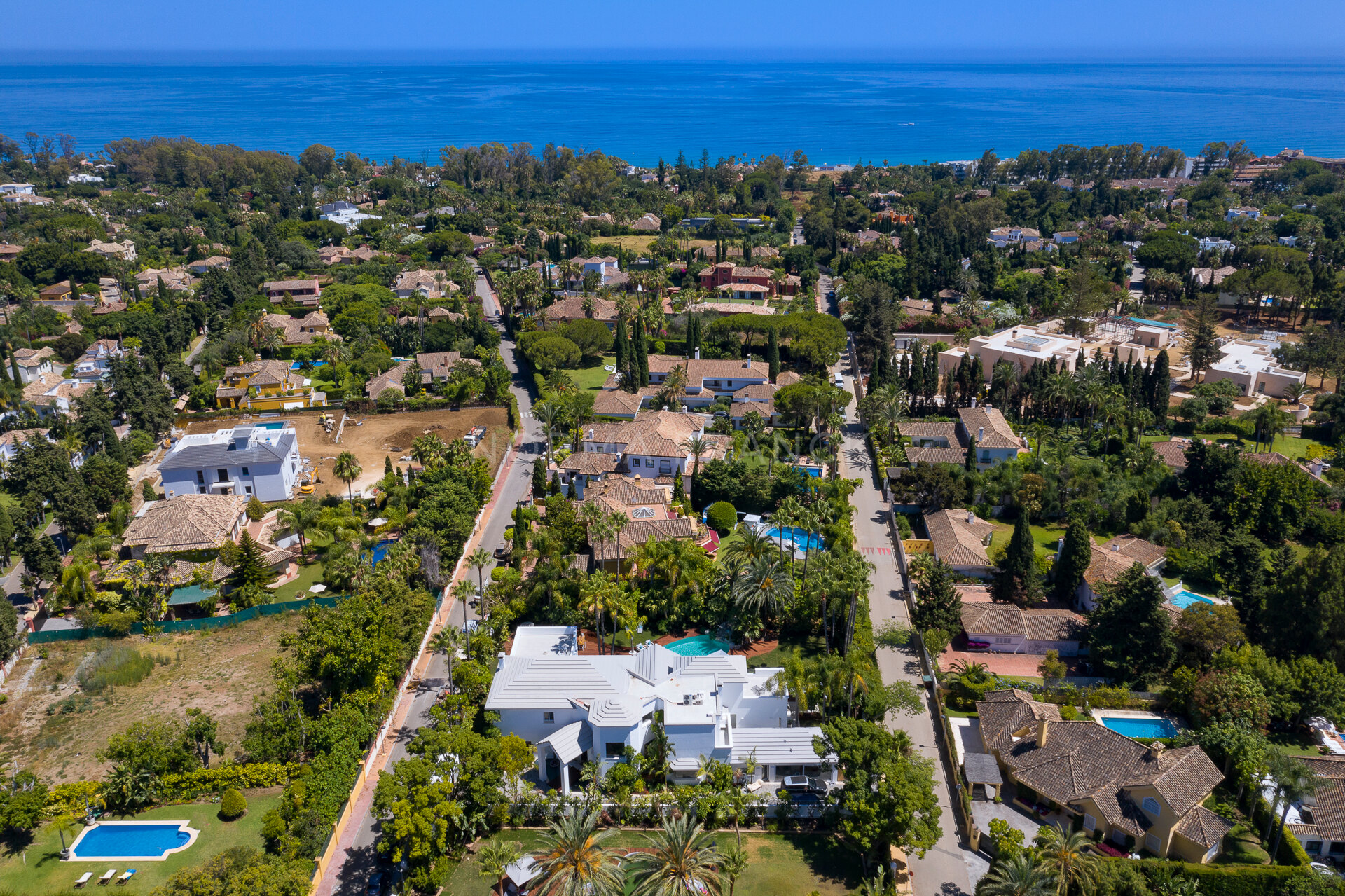 Casa Miami - Tropical oasis that reveal itself once you pass through the impressive entrance gates