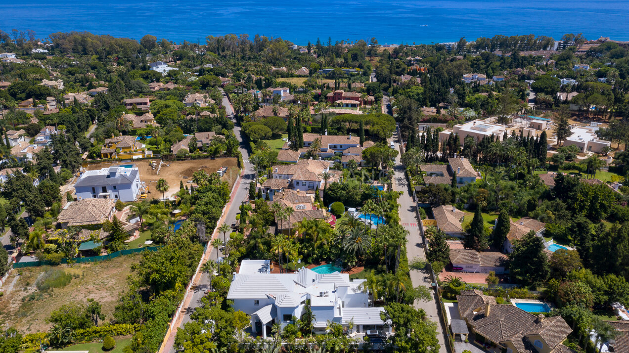 Casa Miami - Tropical oasis that reveal itself once you pass through the impressive entrance gates