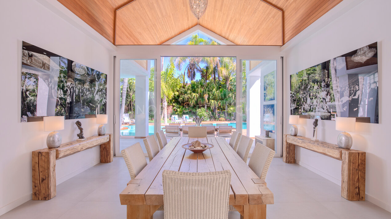 Casa Miami - Tropical oasis that reveal itself once you pass through the impressive entrance gates