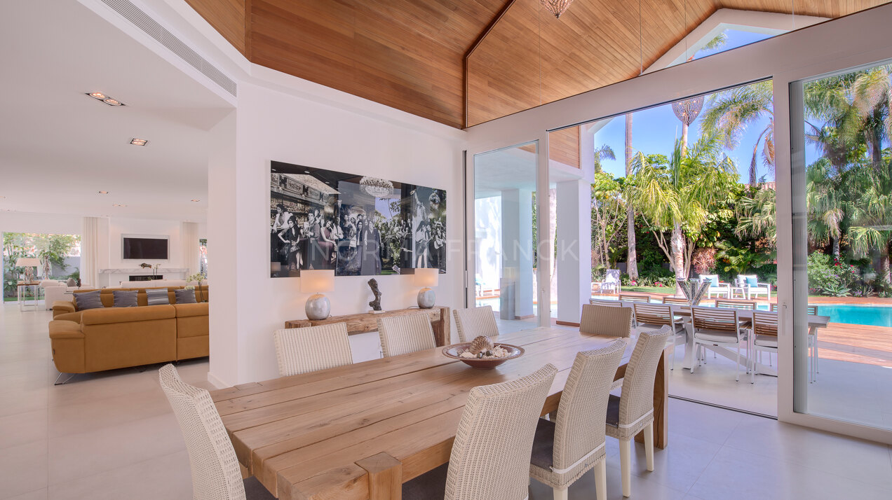 Casa Miami - Tropical oasis that reveal itself once you pass through the impressive entrance gates