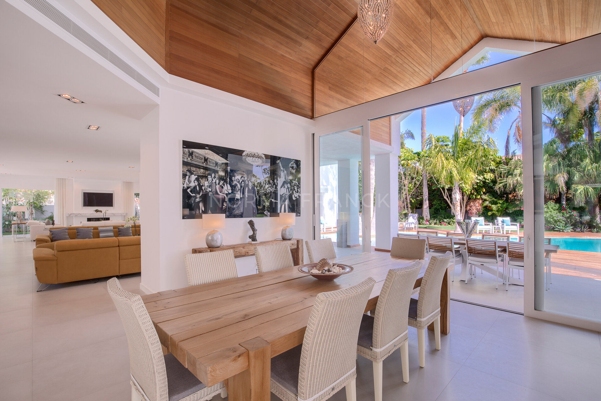 Casa Miami - Tropical oasis that reveal itself once you pass through the impressive entrance gates