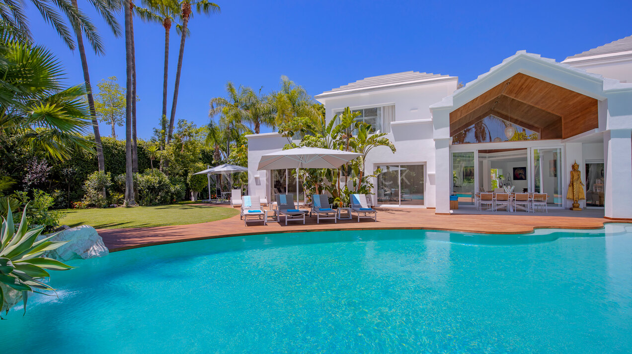 Casa Miami - Tropical oasis that reveal itself once you pass through the impressive entrance gates