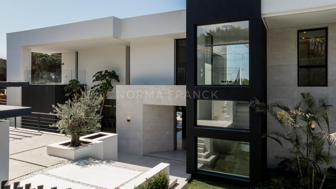 Villa Fortuna - Contemporary newly built 5- bedroom villa in the Golden Mile