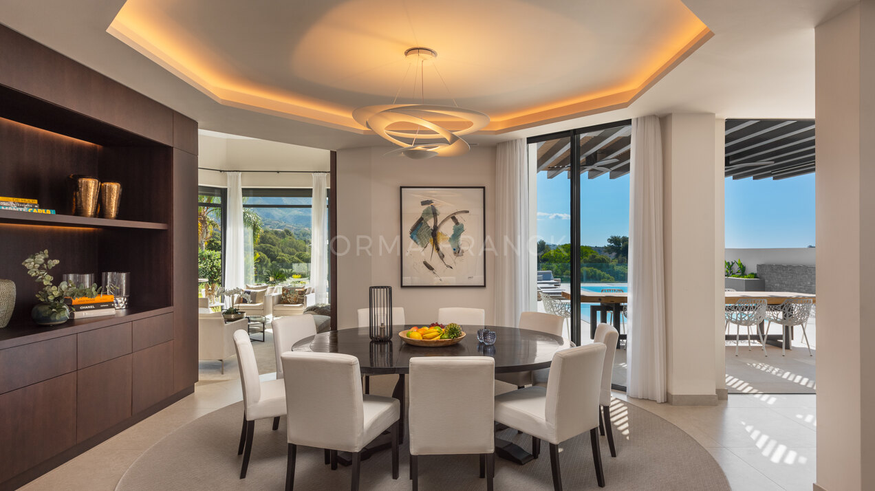 Villa La Vista - Luxurious Frontline Golf Villa in Aloha with Sea and Mountain Views