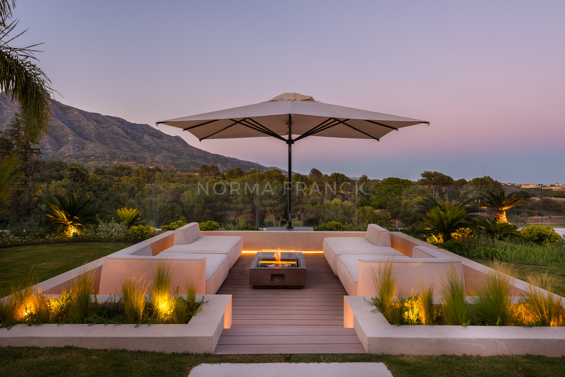 Villa La Vista - Luxurious Frontline Golf Villa in Aloha with Sea and Mountain Views