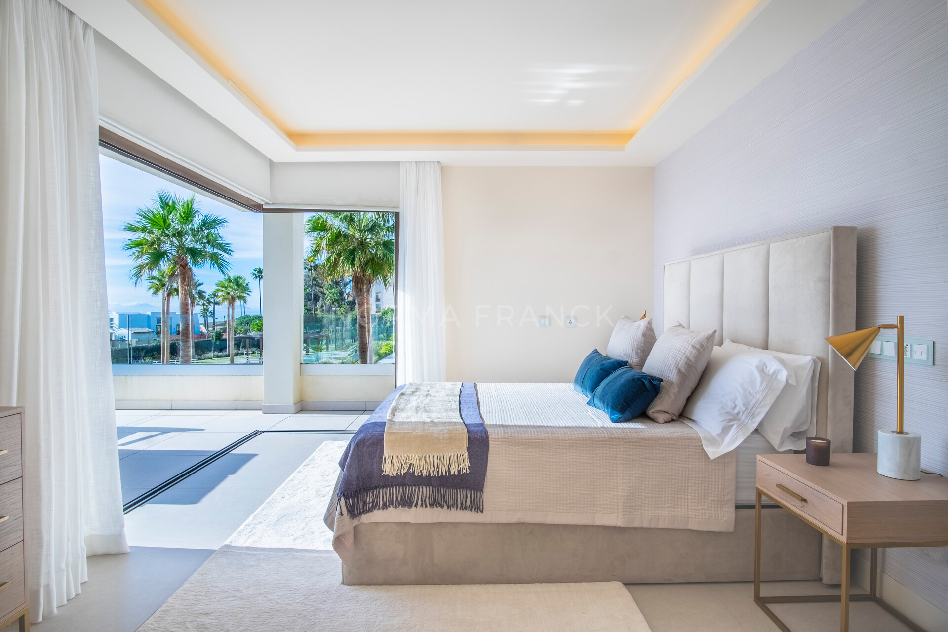 Villa Gardens - Detached villa with direct access to Velaya beach