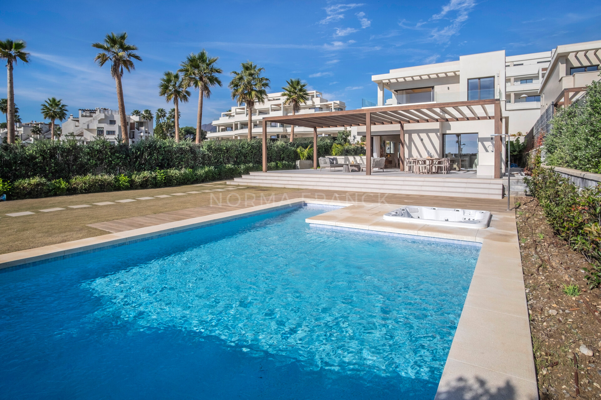 Villa Gardens - Detached villa with direct access to Velaya beach