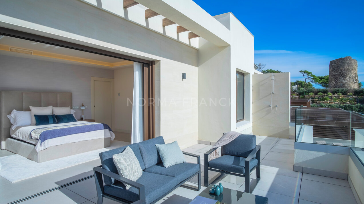 Villa Gardens - Detached villa with direct access to Velaya beach