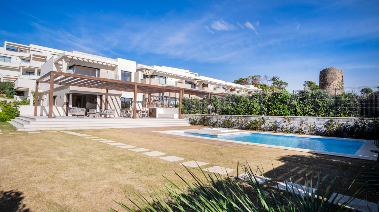 Villa Gardens - Detached villa with direct access to Velaya beach