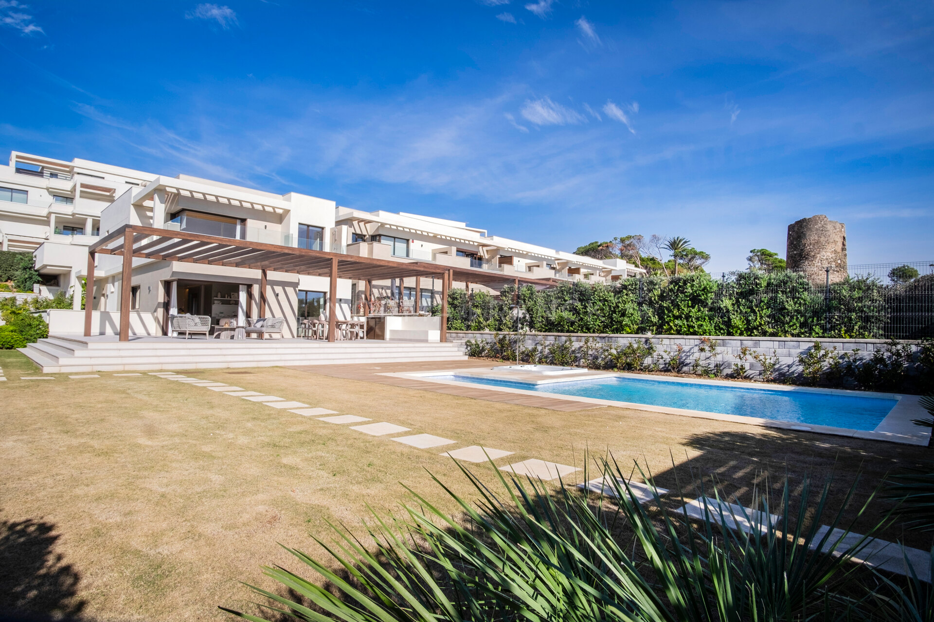 Villa Gardens - Detached villa with direct access to Velaya beach