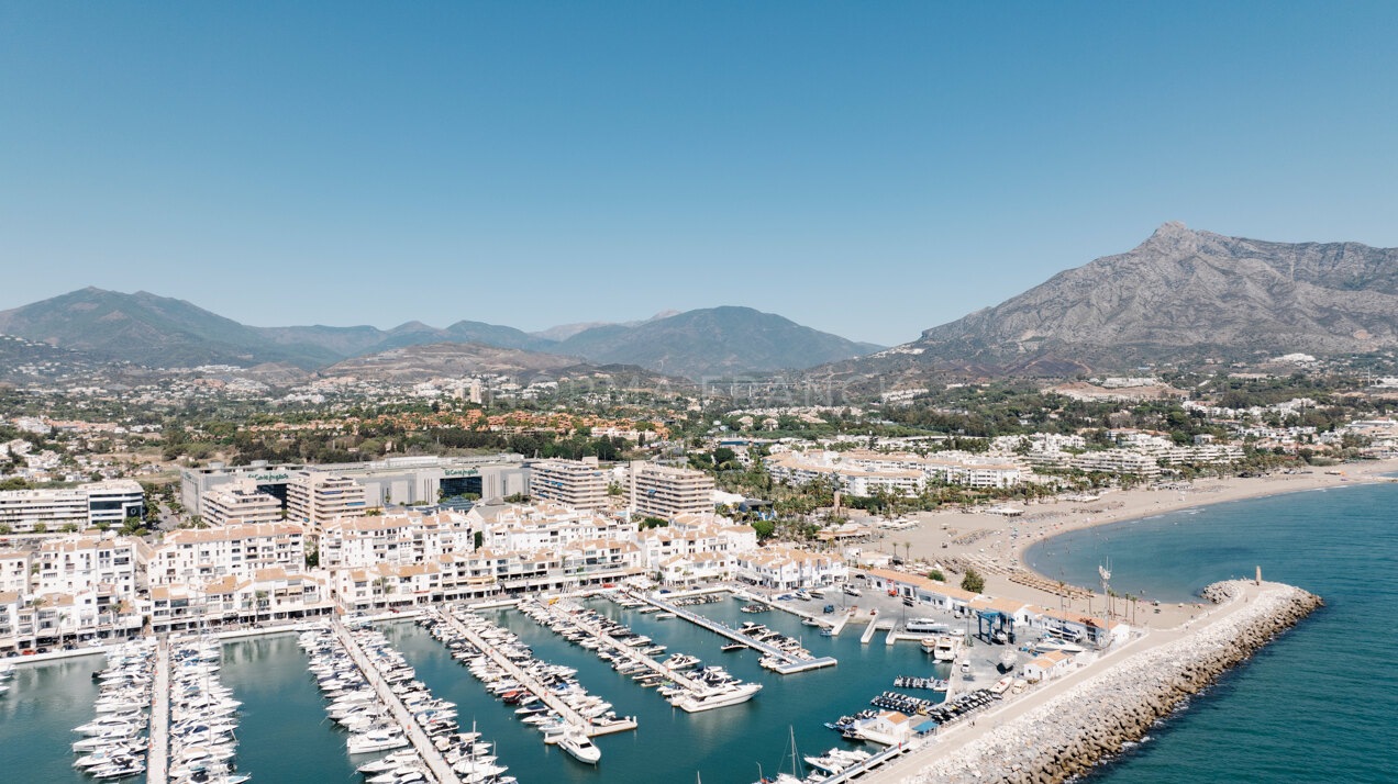 Banús 4 - Luxury penthouse-style apartment with Stunning Mediterranean Views in Puerto Banús