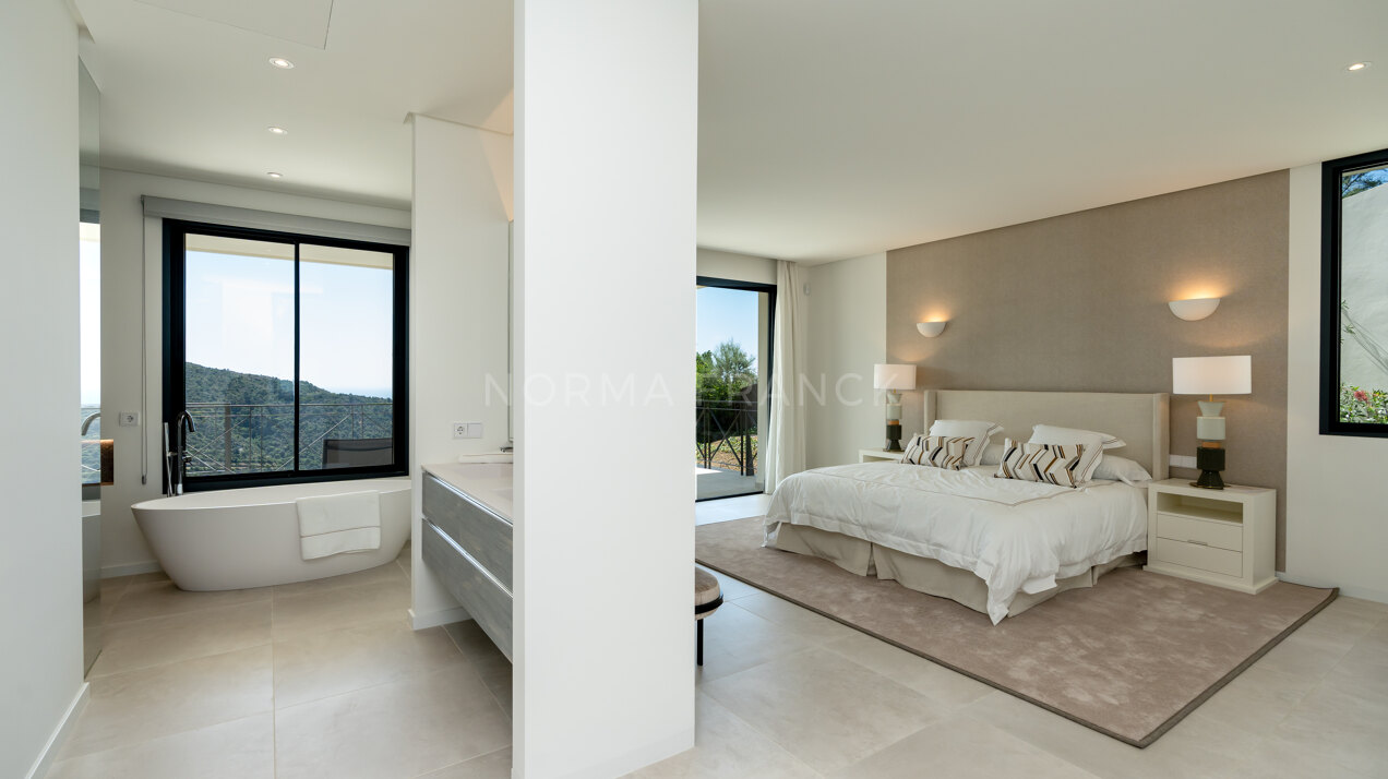 Las Dos Torres - Contemporary Andalusian style 4 bedroom villa