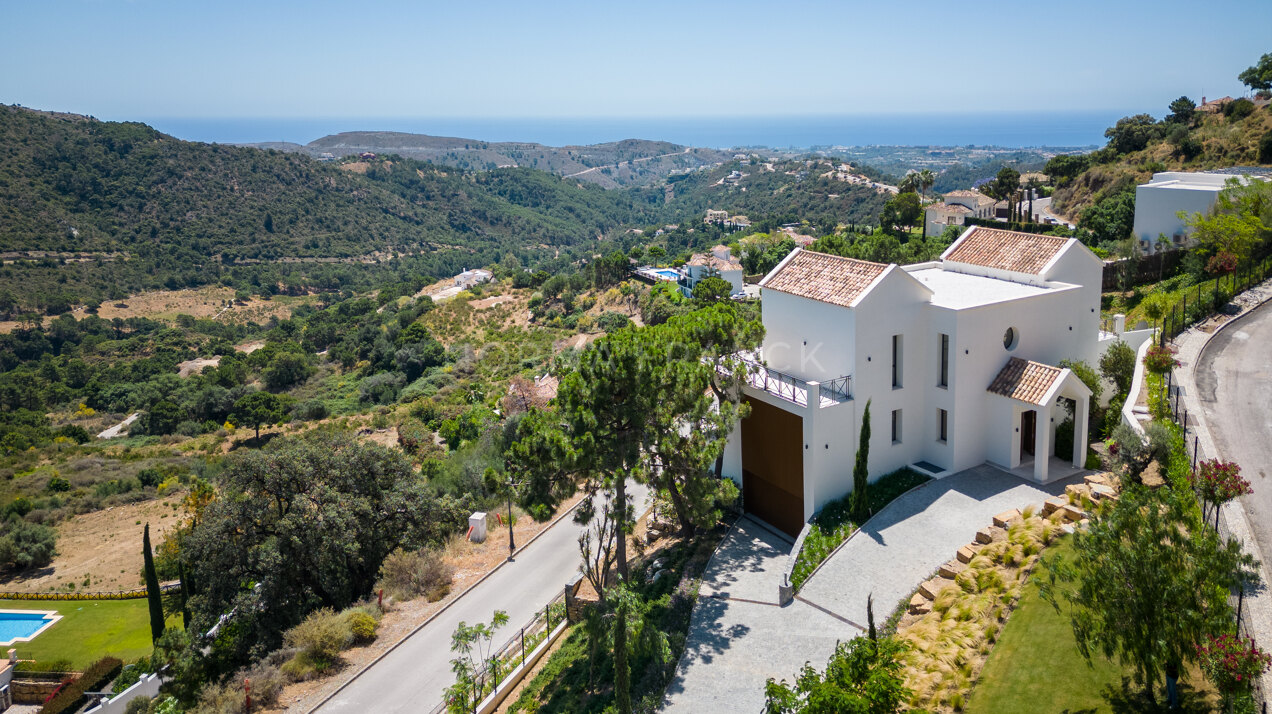 Las Dos Torres - Contemporary Andalusian style 4 bedroom villa