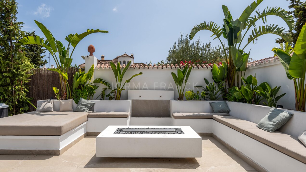 Villa Maria - Stunning beach house-style steps away from the sea in Las Petunias