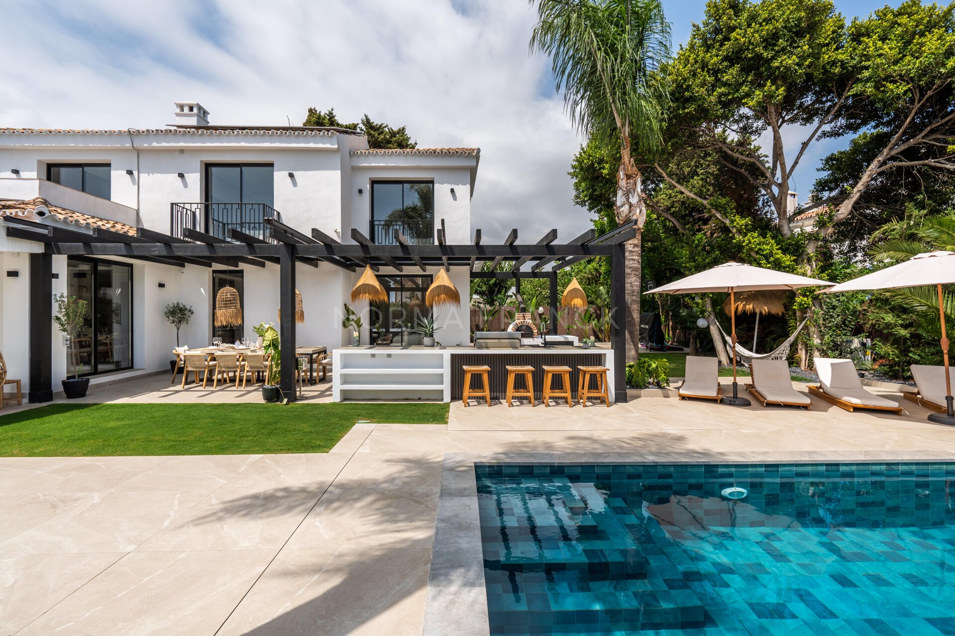 Villa Maria - Stunning beach house-style steps away from the sea in Las Petunias