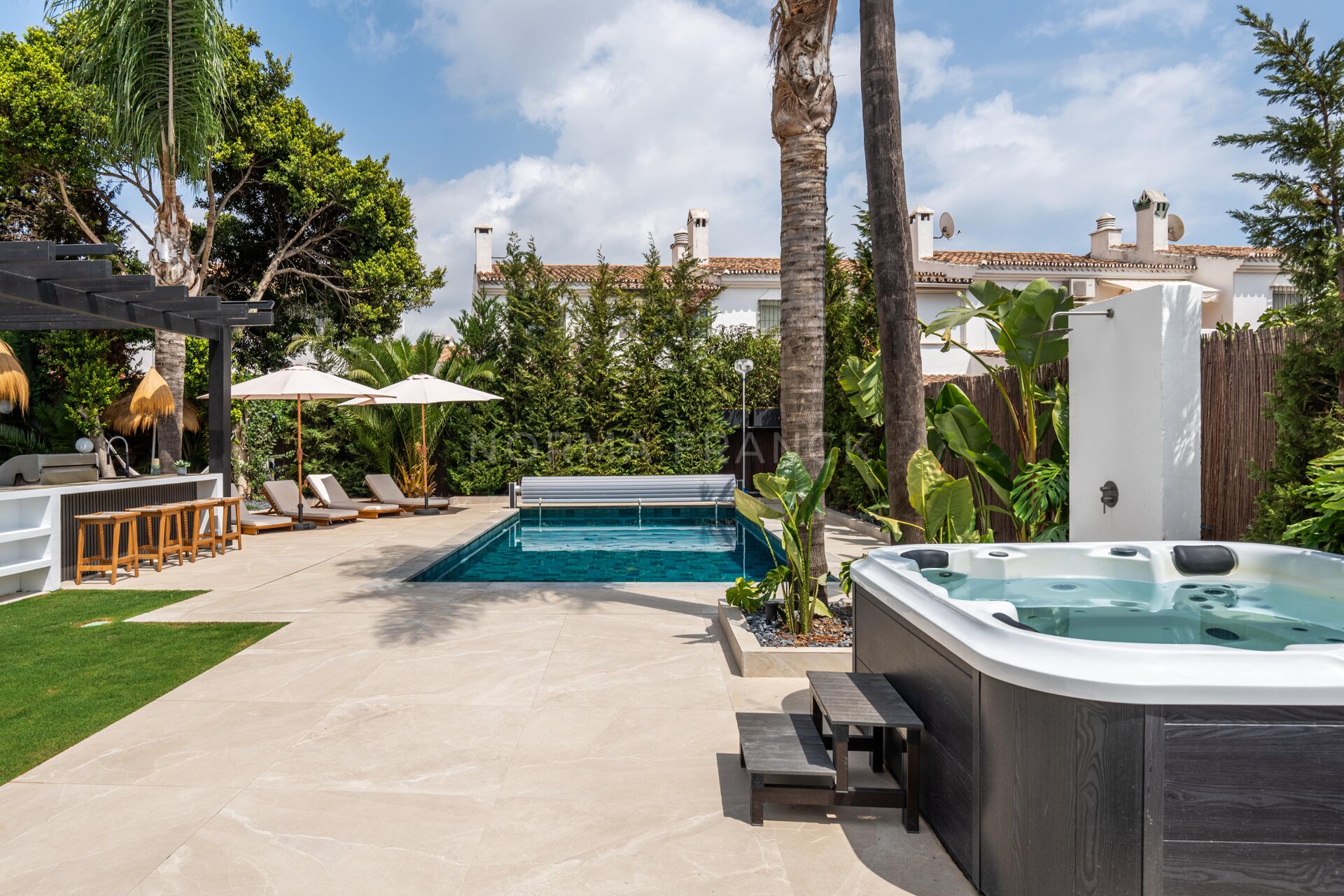 Villa Maria - Stunning beach house-style steps away from the sea in Las Petunias