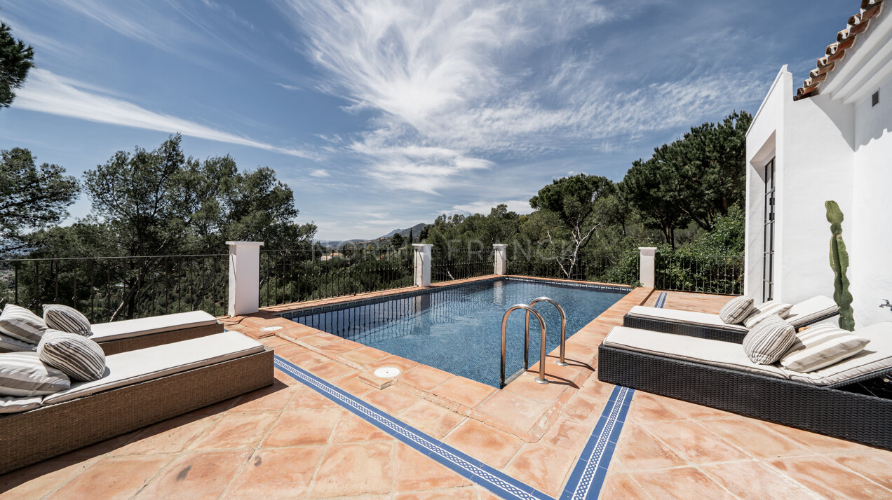 El Madroñal 1 - Charming villa immersed in forest with Sea Views in Benahavís