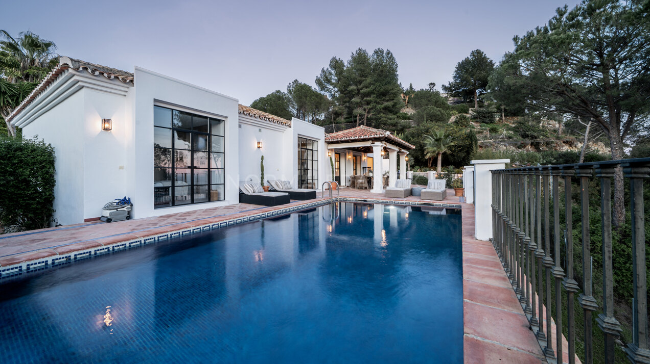 El Madroñal 1 - Charming villa immersed in forest with Sea Views in Benahavís