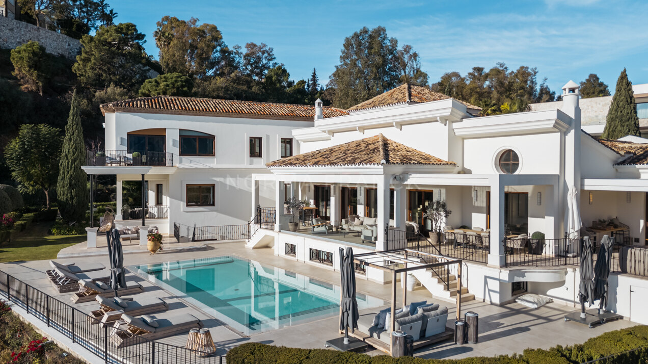 Villa Olivia - Elegant villa for sale in the prestigious neighbourhood of El Herrojo Alto