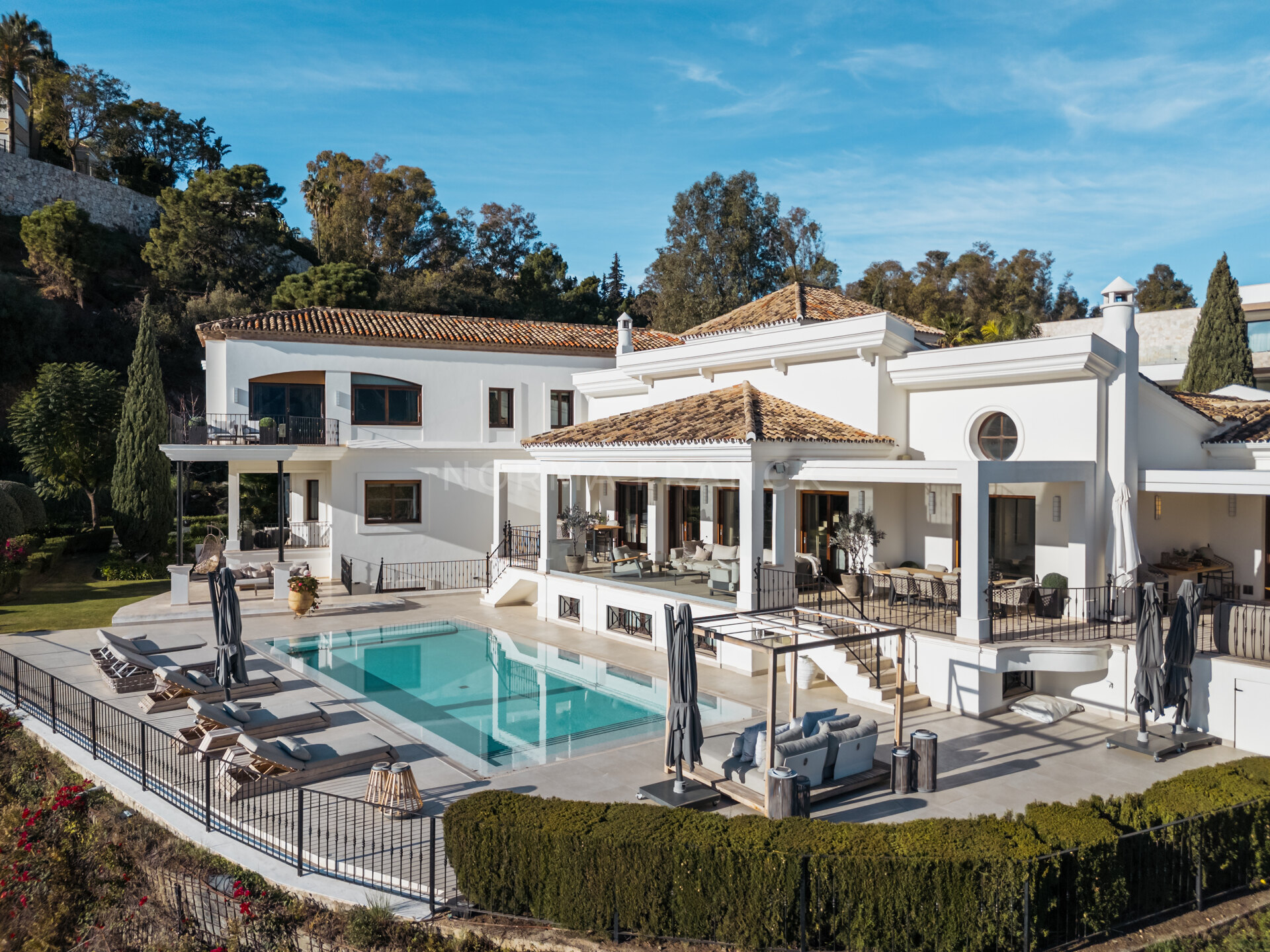 Villa Olivia - Elegant villa for sale in the prestigious neighbourhood of El Herrojo Alto