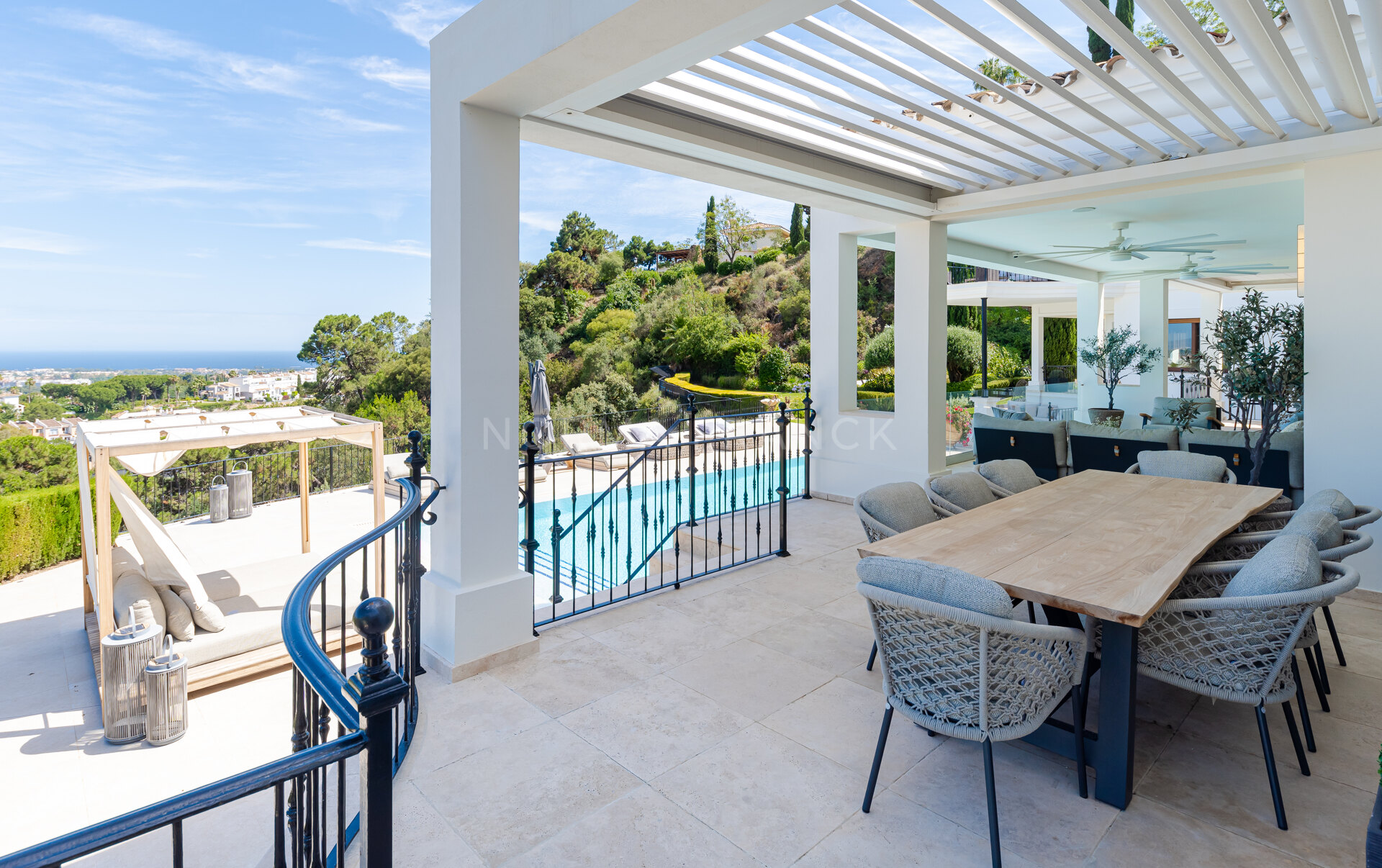 Villa Olivia - Elegant villa for sale in the prestigious neighbourhood of El Herrojo Alto