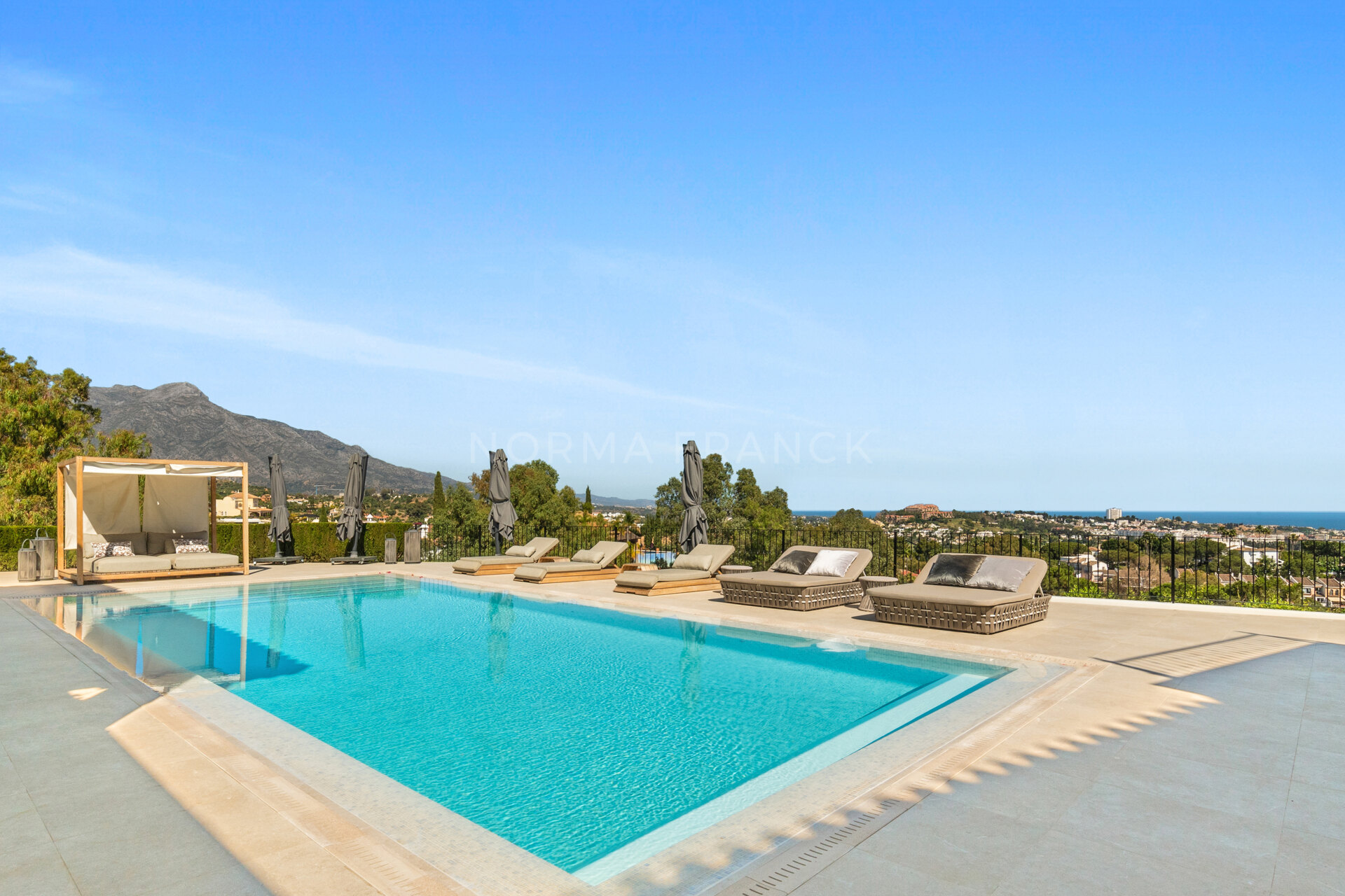 Villa Olivia - Elegant villa for sale in the prestigious neighbourhood of El Herrojo Alto