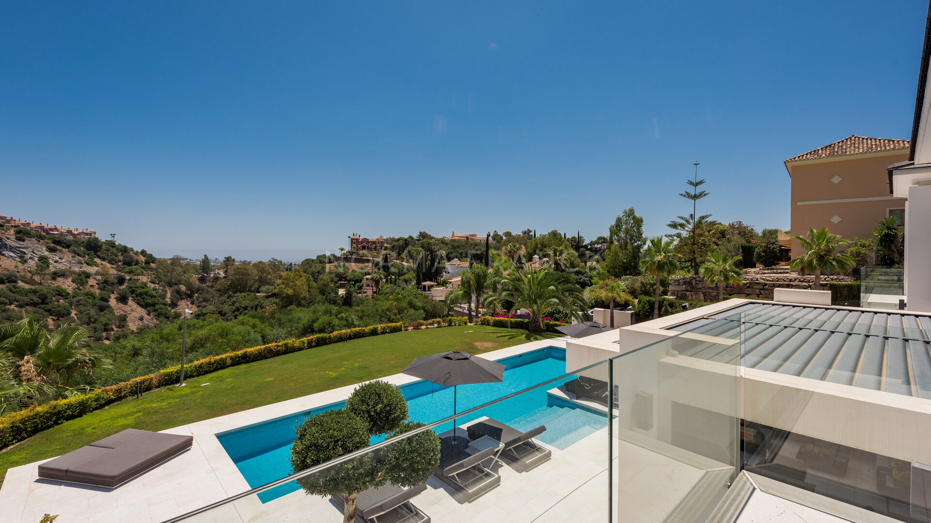 Almendros - Exclusive six bedroom villa in with separate guest-house