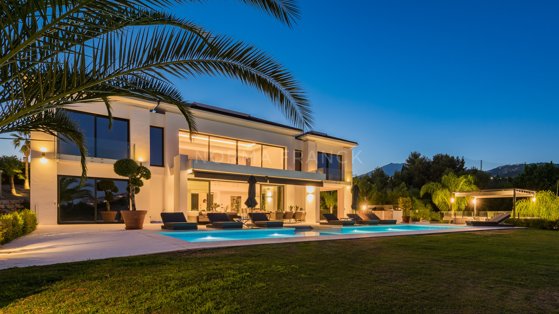 Almendros - Exclusive six bedroom villa in with separate guest-house