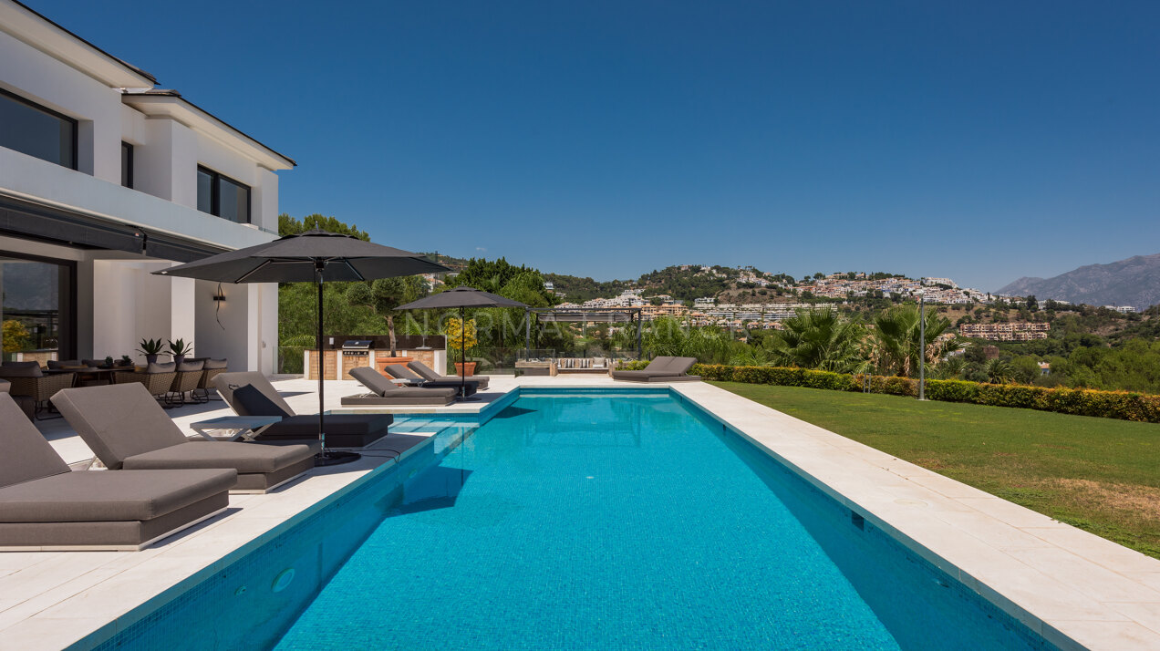 Almendros - Exclusive six bedroom villa in with separate guest-house