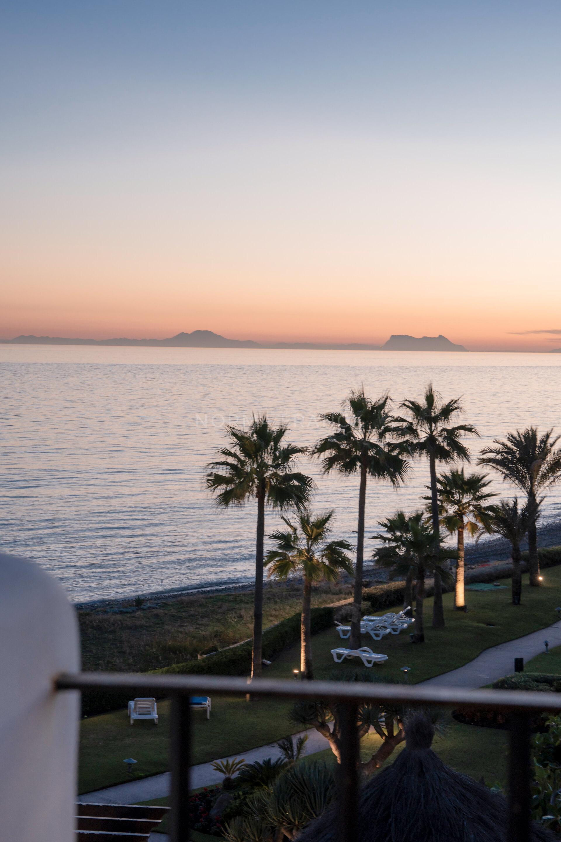 Alcazaba Beach PH - Stunning beachfront penthouse with panoramic sea views in Estepona