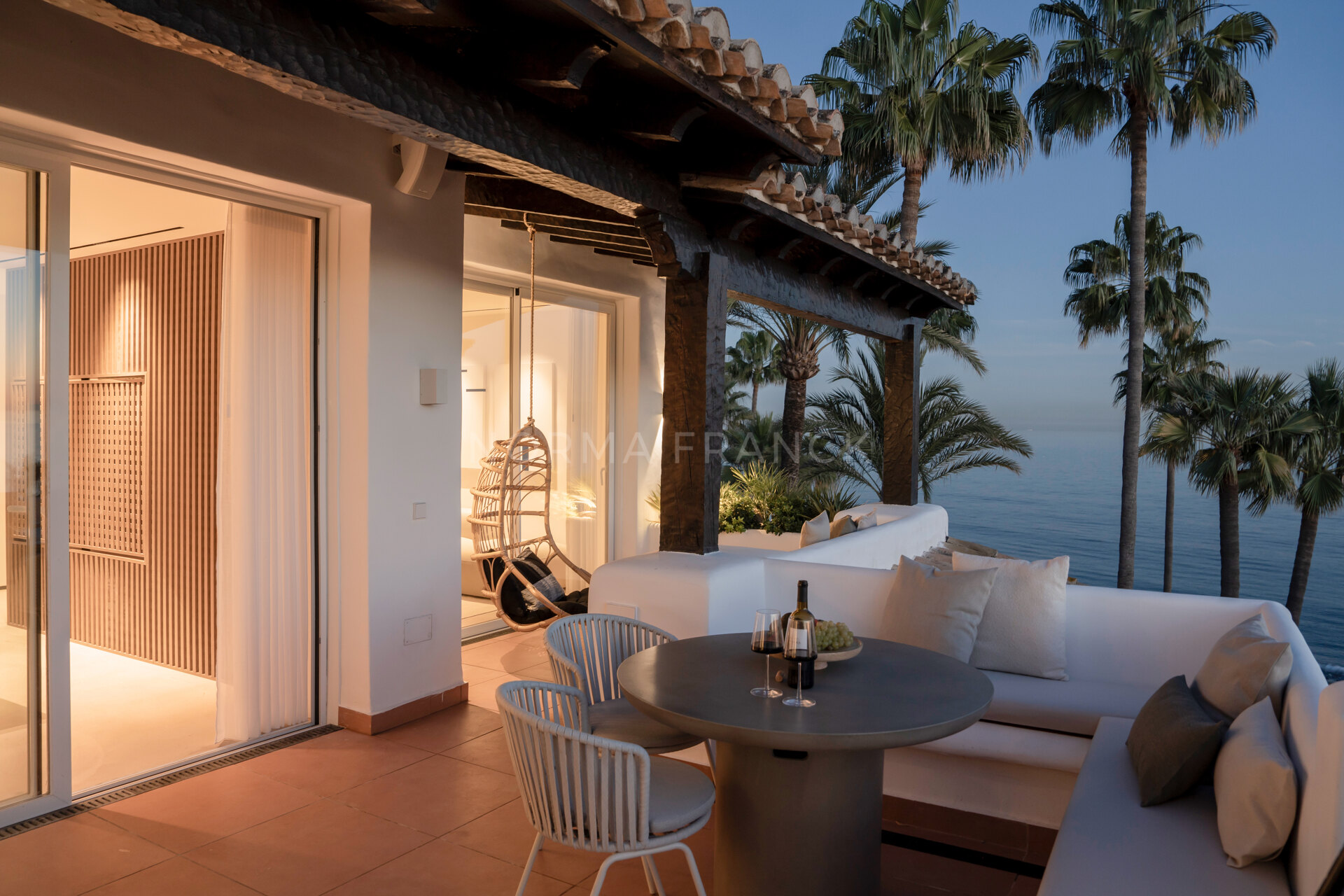 Alcazaba Beach PH - Stunning beachfront penthouse with panoramic sea views in Estepona