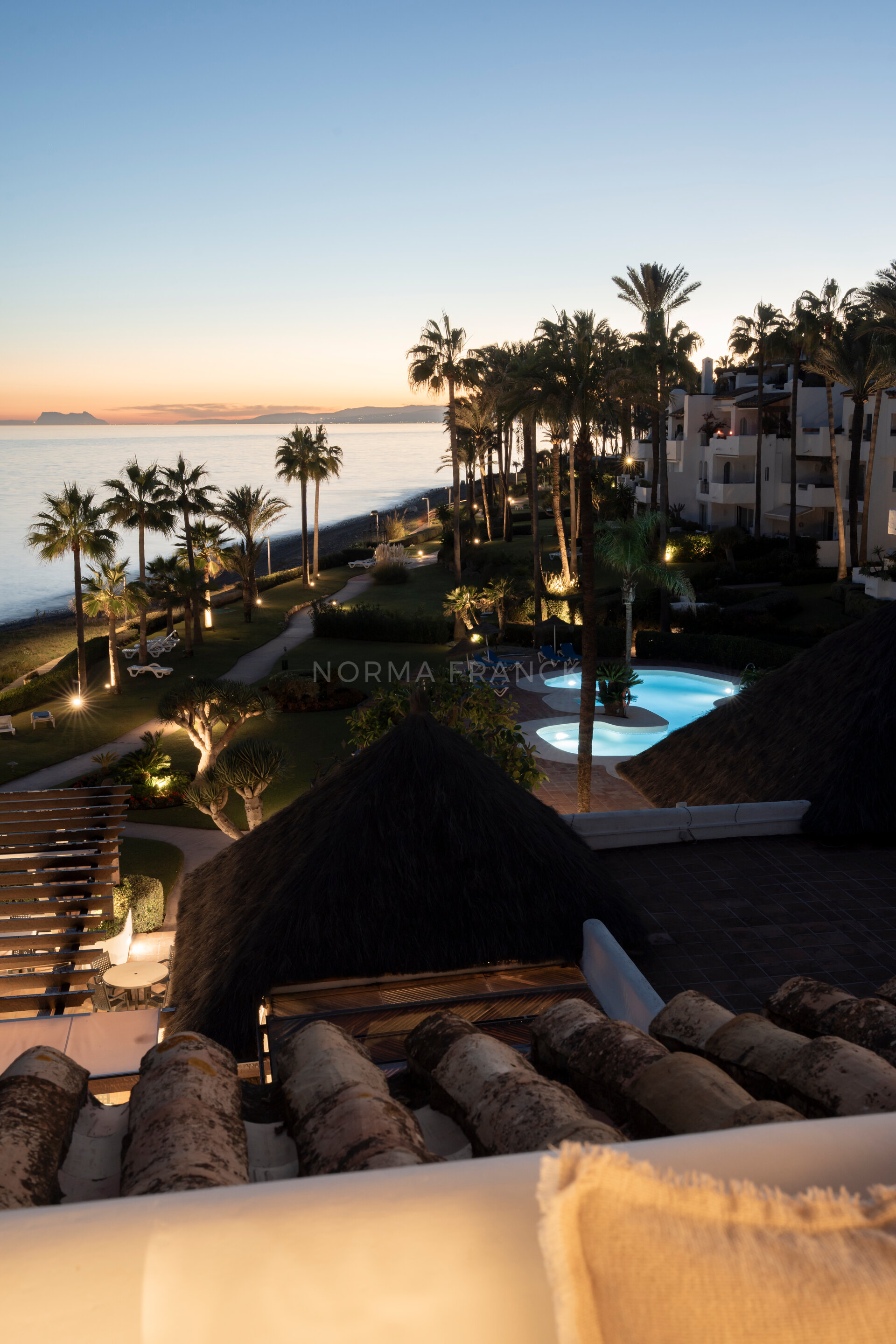 Alcazaba Beach PH - Stunning beachfront penthouse with panoramic sea views in Estepona