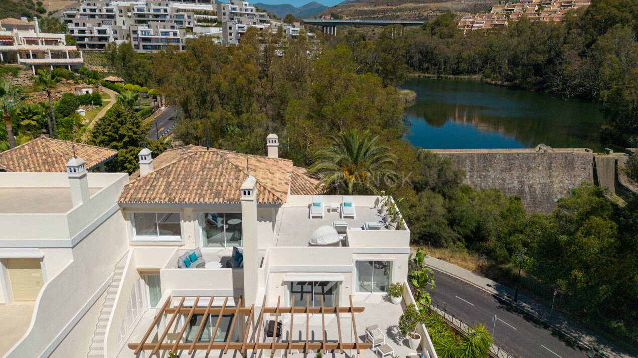 Belvederes 21 - Duplex penthouse with spacious outdoor areas and views towards the mediterranean sea