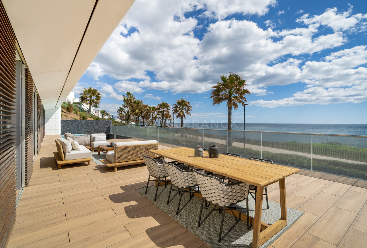 The Edge - Magnificent 2 bedroom beachfront apartment