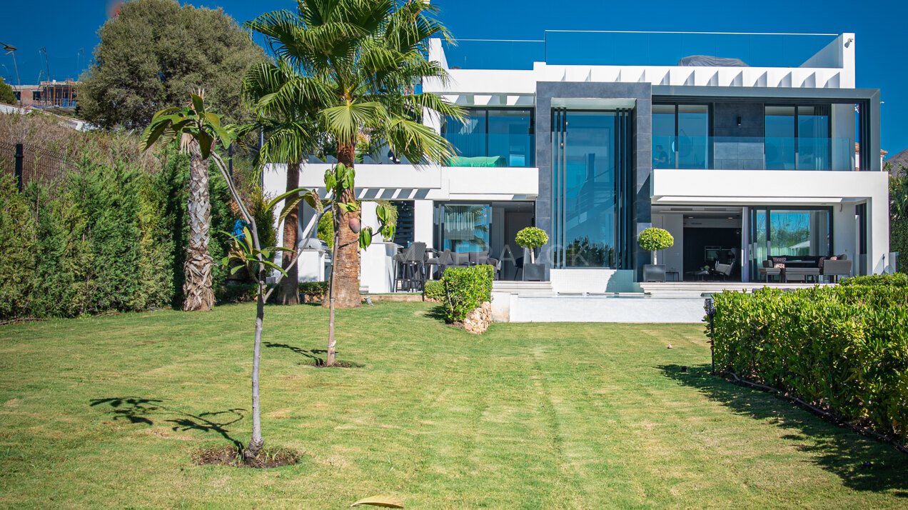 Villa 17 - Stunning 6 bedroom villa with panoramic sea views