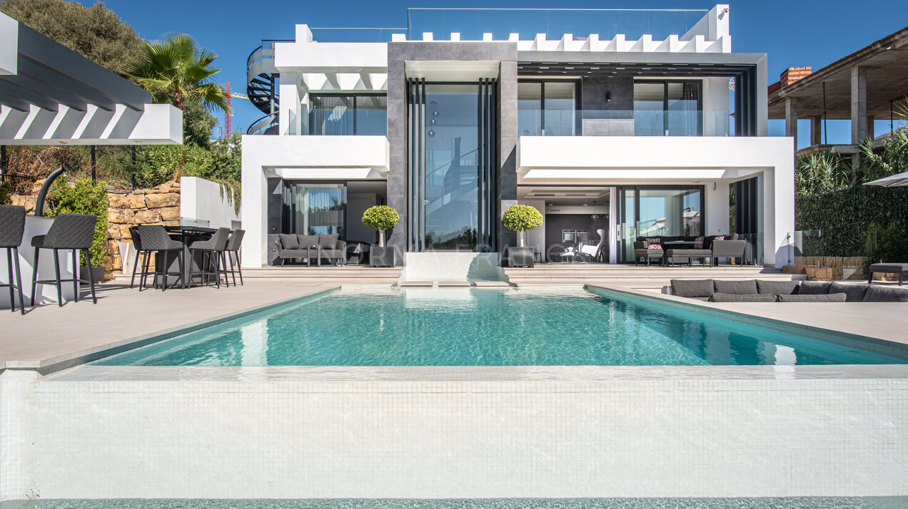 Villa 17 - Stunning 6 bedroom villa with panoramic sea views