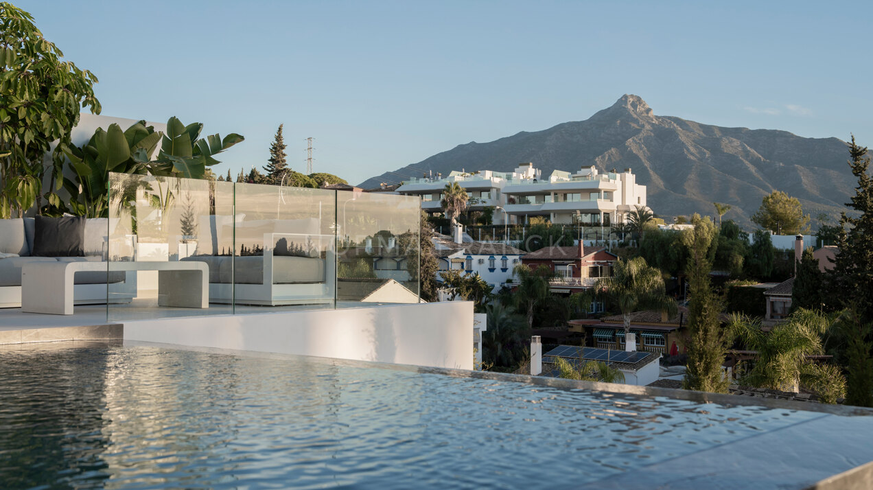 Villa Ama - Splendid Villa with Infinity Pool and La Concha Views in Nueva Andalucía