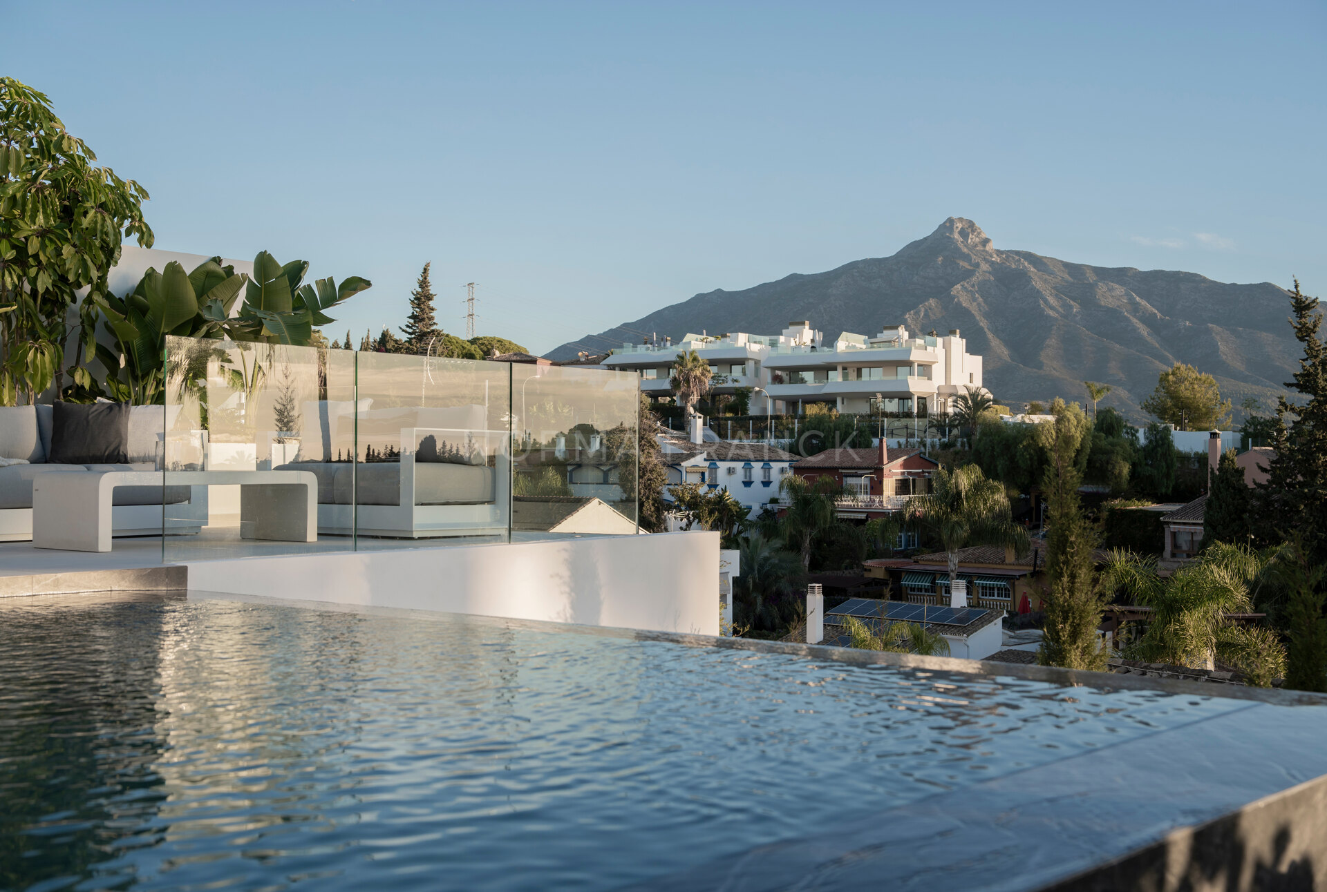 Villa Ama - Splendid Villa with Infinity Pool and La Concha Views in Nueva Andalucía