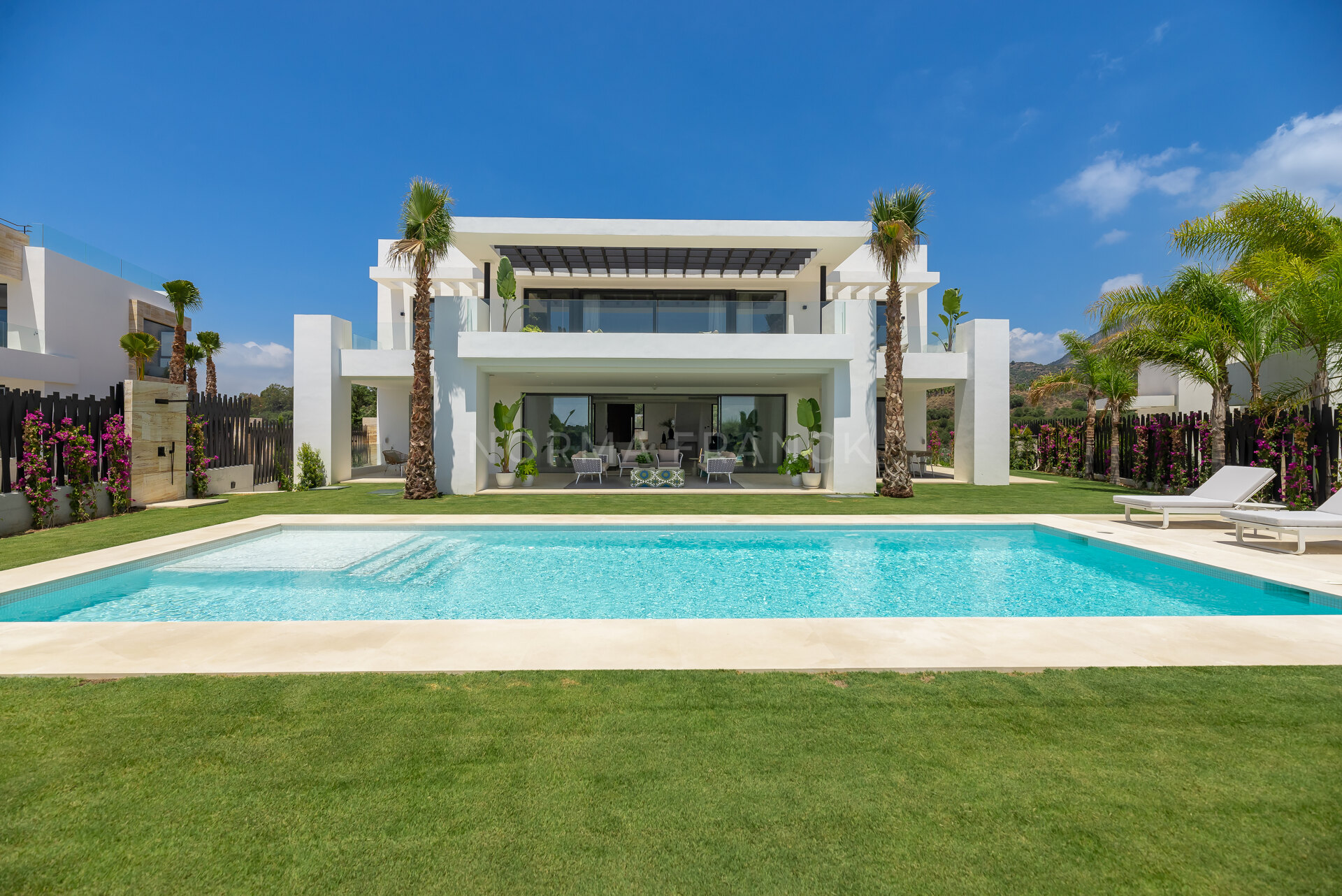 Lomas del Virrey - Residential complex of modern-style villas